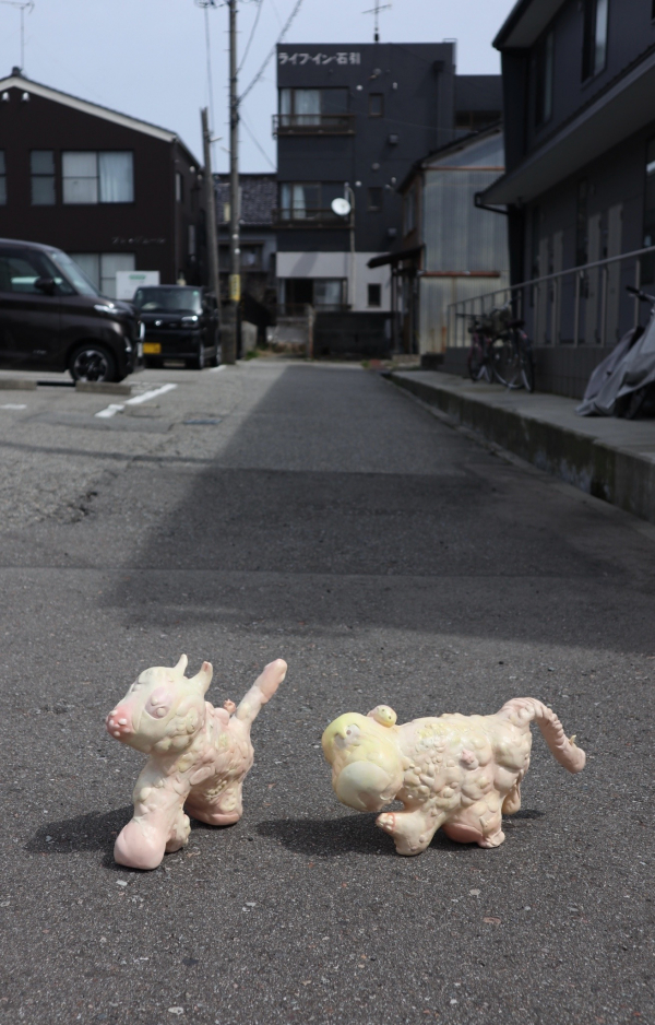 あ犬、うん犬/40x17x12、33x23x11cm/新聞紙、セロハンテープ、石粉粘土、ジェルメディウム、木工用ボンド、アクリル絵具で着彩/2024年