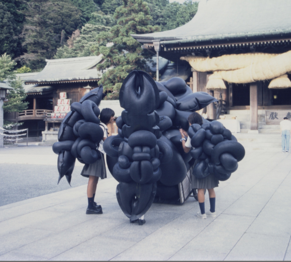 《重い荷物》パフォーマンス(2000年、宮地嶽神社, 福津市) 撮影:Keiko Adams