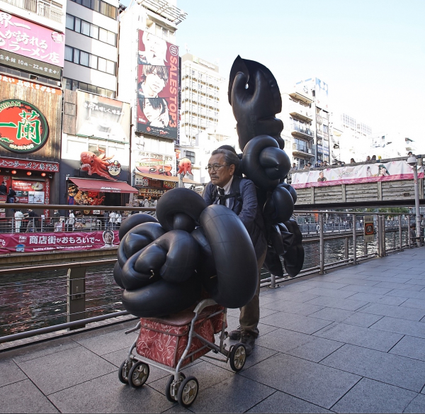 《重い荷物》パフォーマンス(2024年、大阪市) 撮影：Takashi Takura