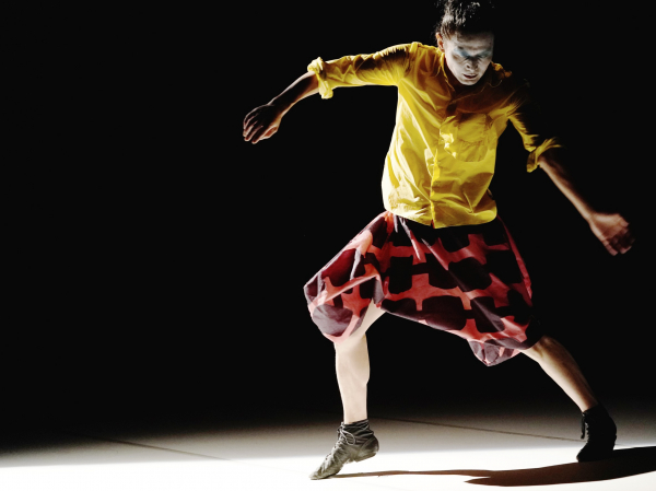 「日本国憲法を踊る」photo by Hiroyasu Daido