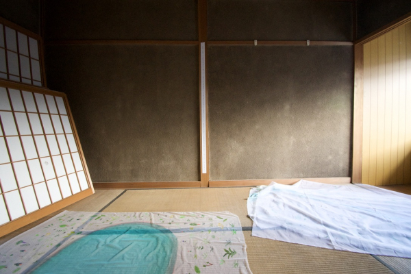展示_そこに居るために『土地も家の中に居る』