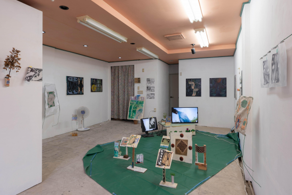 展示風景「郊外住みの，一石二鳥」2023撮影／鐘ヶ江歓一