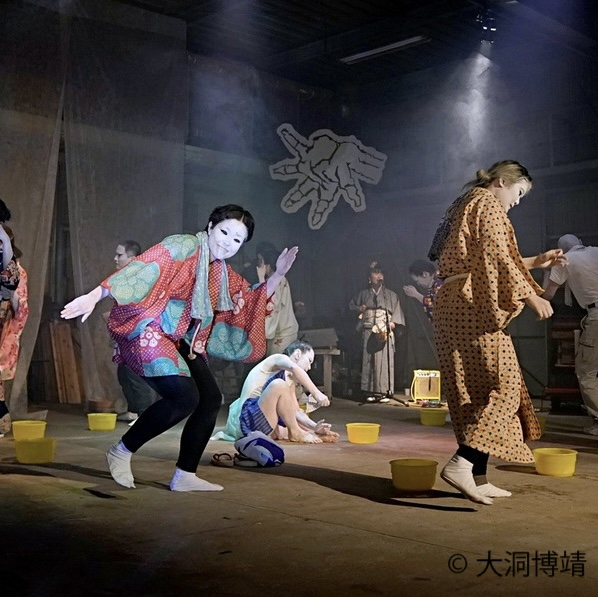 舞踏グループAGAXARTの舞踏作品にて歌唱